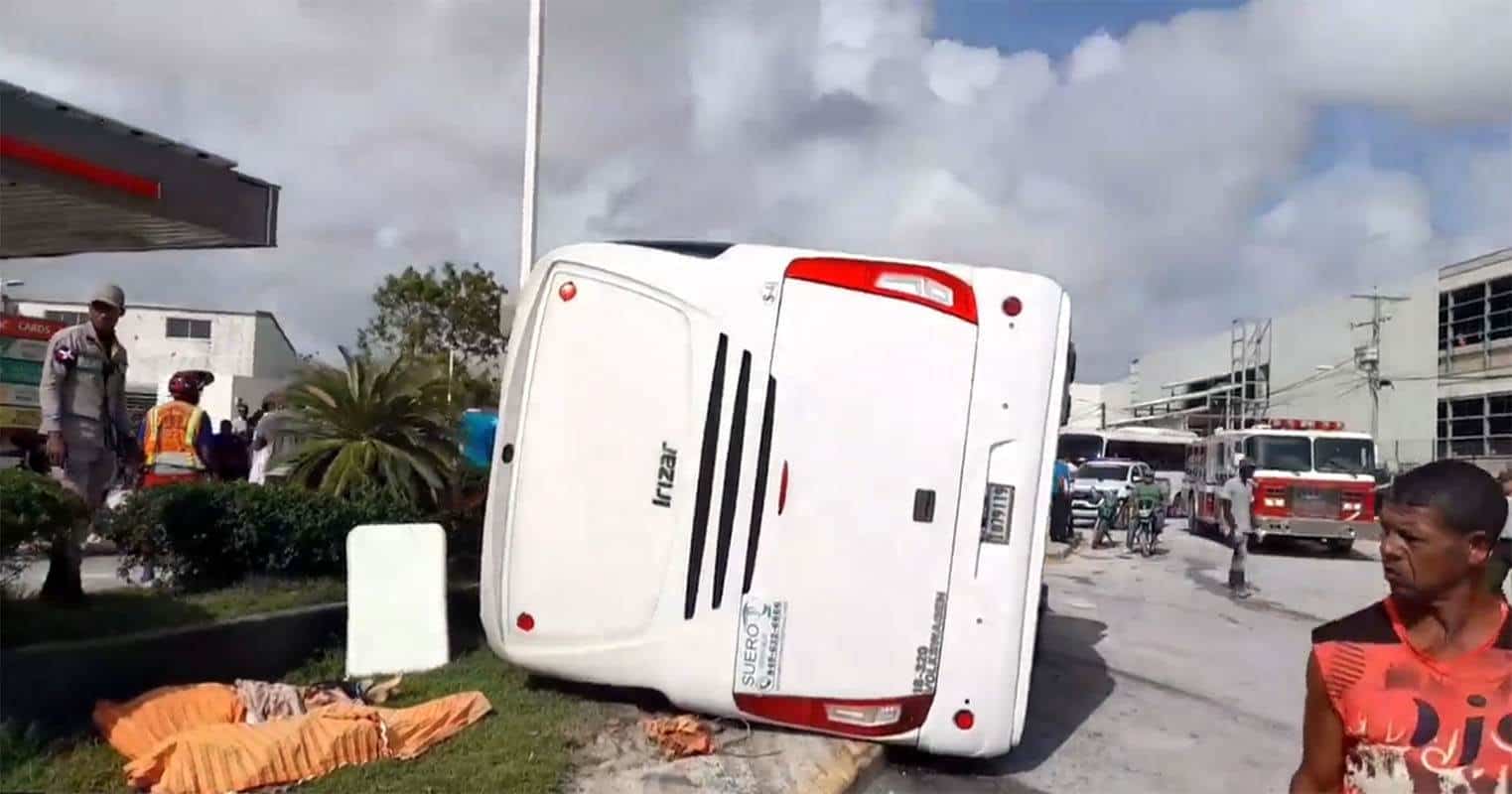 Vehículo accidentado con turistas.