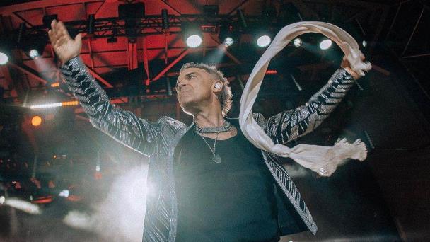 El cantante británico Robbie Williams se une a la lucha contra las rotondas en Suiza