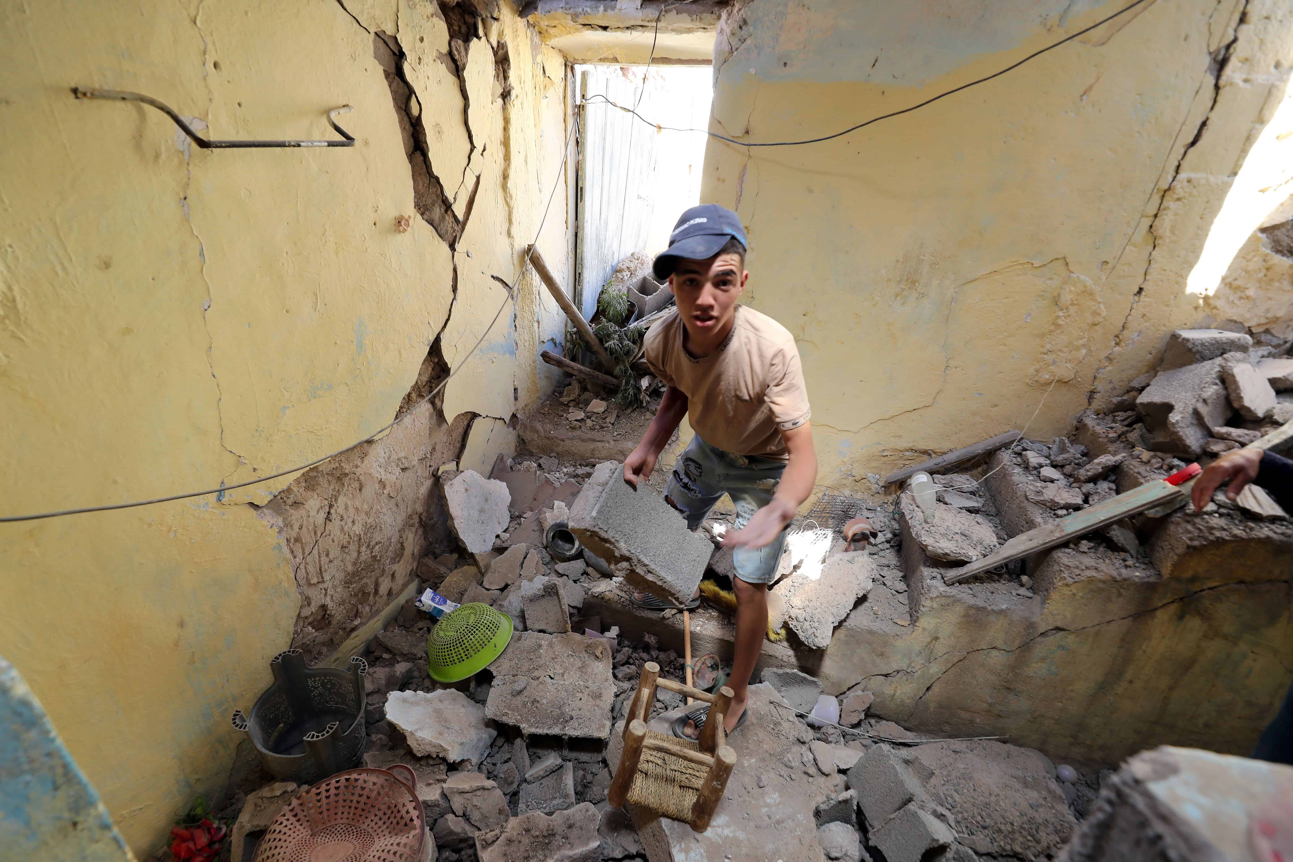 Los lugareños inspeccionan los daños dentro de su casa en Moulay Brahim, al sur de Marrakech, Marruecos, el 10 de septiembre de 2023, tras un potente terremoto.