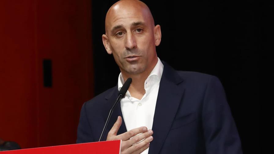 Luis Rubiales dimite a presidencia de federación española tras el escándalo por beso que dio a Hermoso