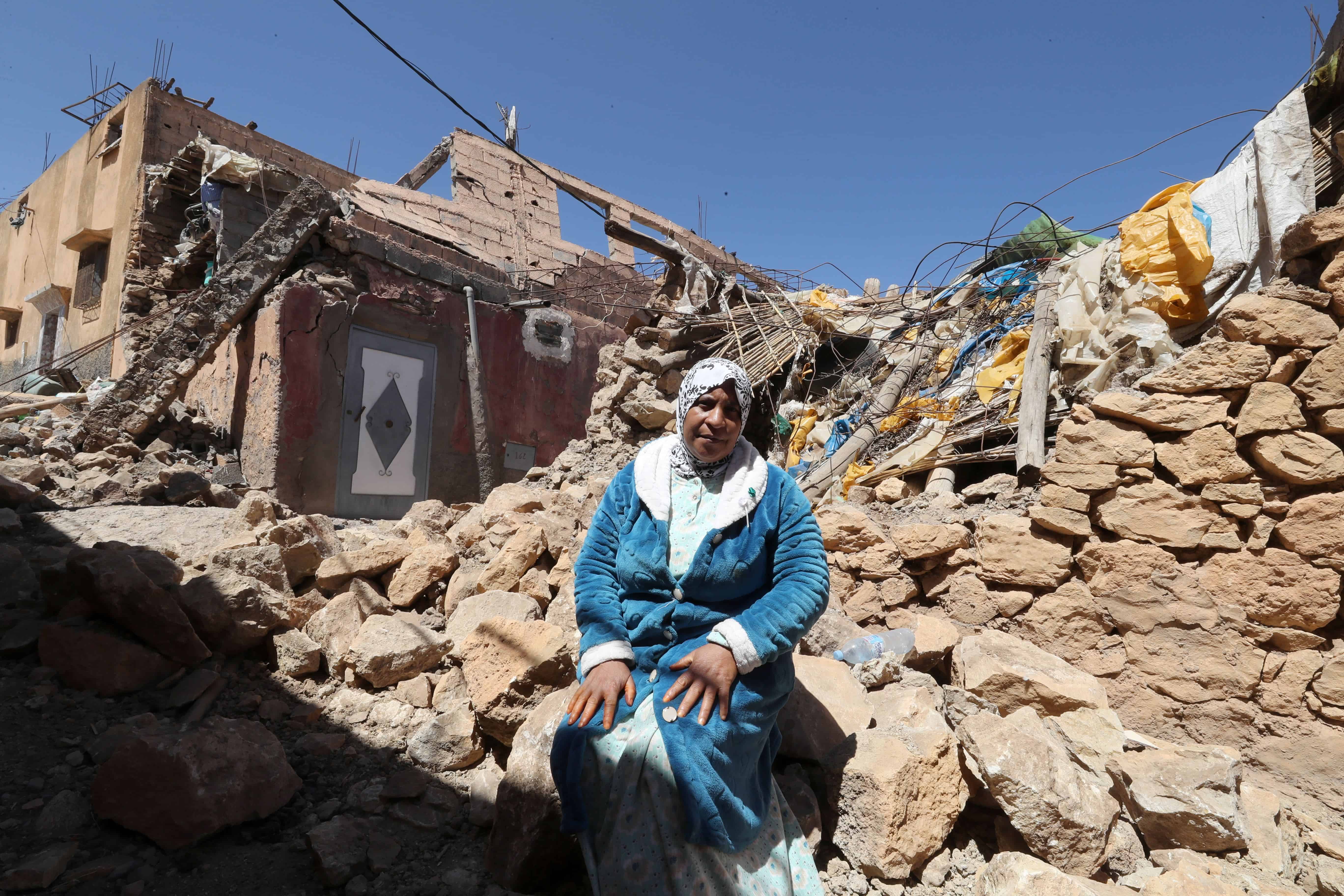 Una mujer sentada junto a los escombros de su casa dañada en Moulay Brahim, al sur de Marrakech.