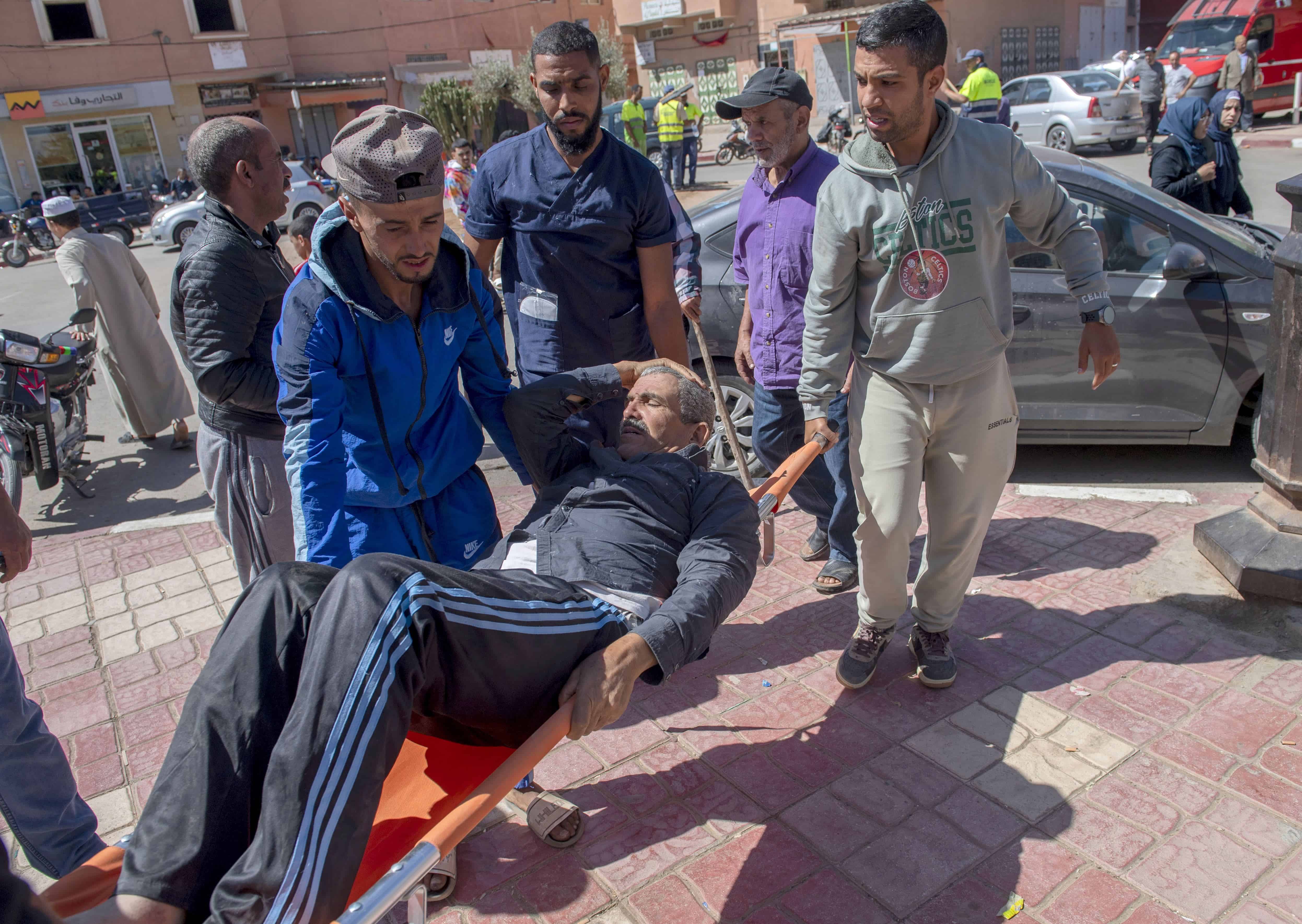Un anciano es transportado en camilla mientras los heridos son transportados desde un centro de salud en Amizmiz a Marrakech, Marruecos.