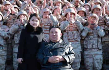 Kim Jong-un se fotografía con milicias entre especulaciones sobre posible viaje a Rusia