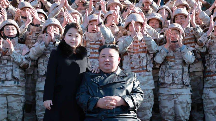 Kim Jong-un se fotografía con milicias entre especulaciones sobre posible viaje a Rusia