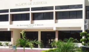 Condenan a siete años de prisión a agente policial por robo agravado en Hato Mayor