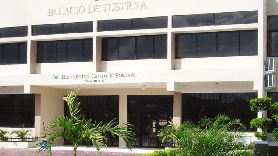 Condenan a siete años de prisión a agente policial por robo agravado en Hato Mayor Condenan a siete años de prisión a agente policial por robo agravado en Hato Mayor