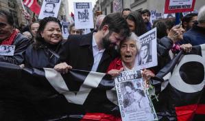 Miles de chilenos, con el rostro de miles de asesinados y desaparecidos recuerdan el golpe
