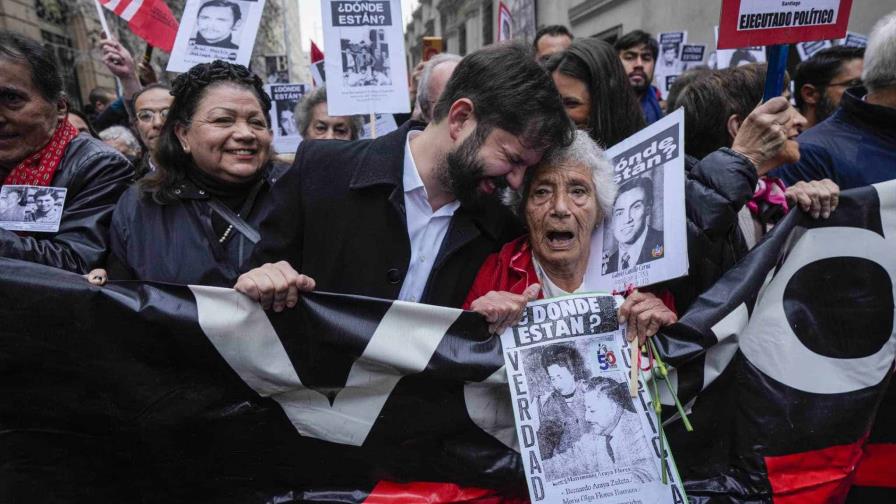 Miles de chilenos, con el rostro de miles de asesinados y desaparecidos recuerdan el golpe