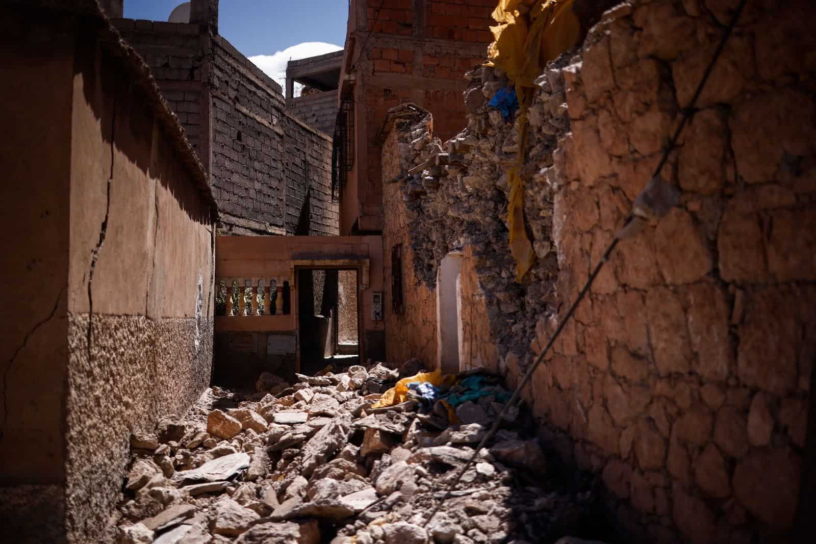Vista de los escombros de los edificios dañados en Moulay Brahim, al sur de Marrakech, Marruecos.