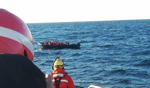 Rescatan a 29 personas tras naufragar un bote de en las Islas Galápagos