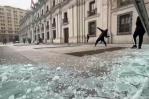 Encapuchados vandalizan exteriores de sede presidencial durante marcha en Chile