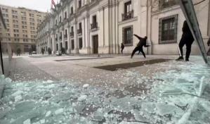 Encapuchados vandalizan exteriores de sede presidencial durante marcha en Chile