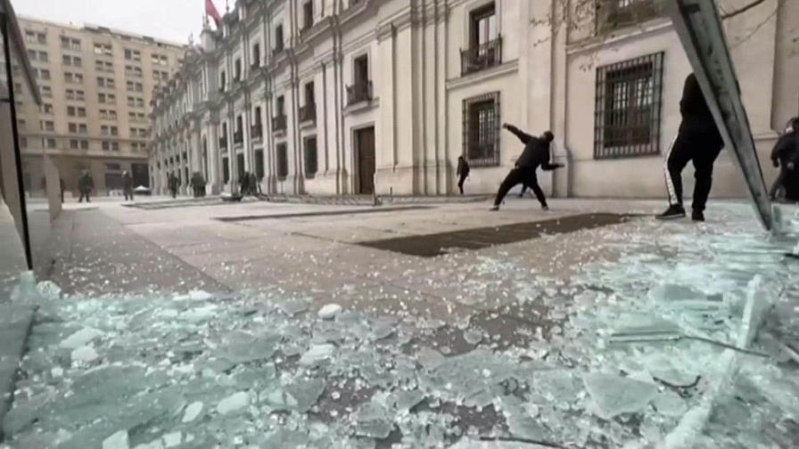 Encapuchados vandalizan exteriores de sede presidencial durante marcha en Chile