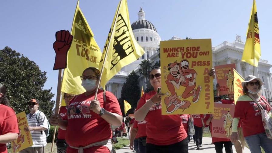 Trabajadores de comida rápida en California tendrán salario mínimo de 20 dólares por hora