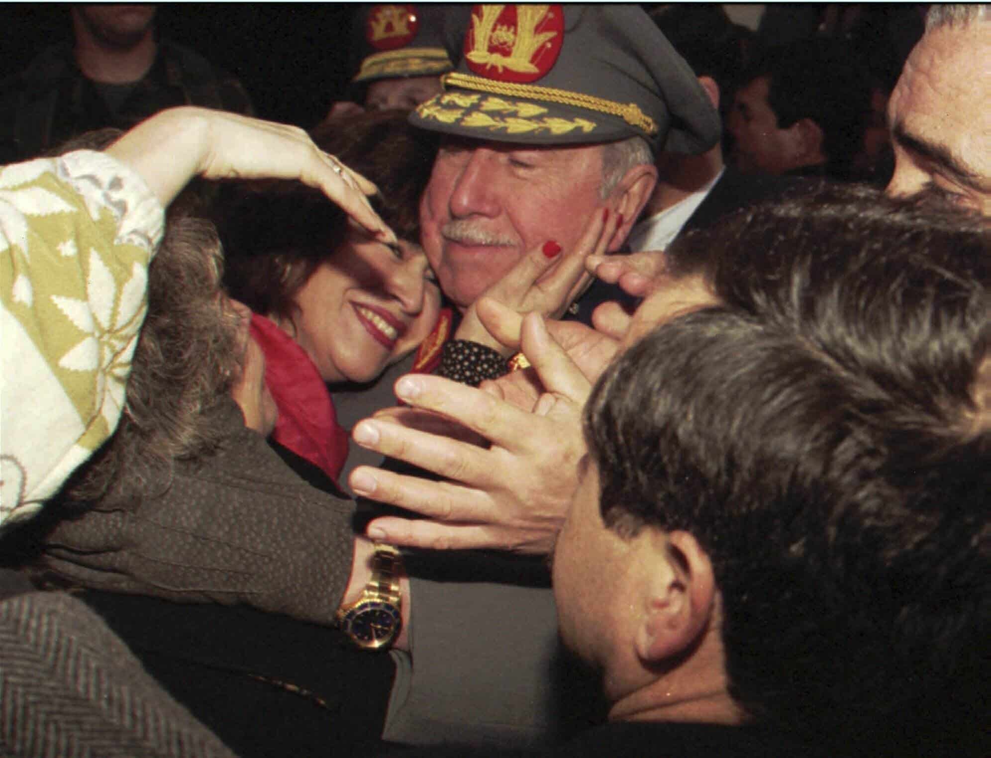El ex dictador chileno y entonces comandante militar, el general Augusto Pinochet, es abrazado por un partidario mientras se reúne con sus seguidores que se reunieron en su casa para saludarlo con ocasión del 22º aniversario de su toma de posesión del cargo de jefe de las fuerzas armadas chilenas. en Santiago, Chile, 23 de agosto de 1995.