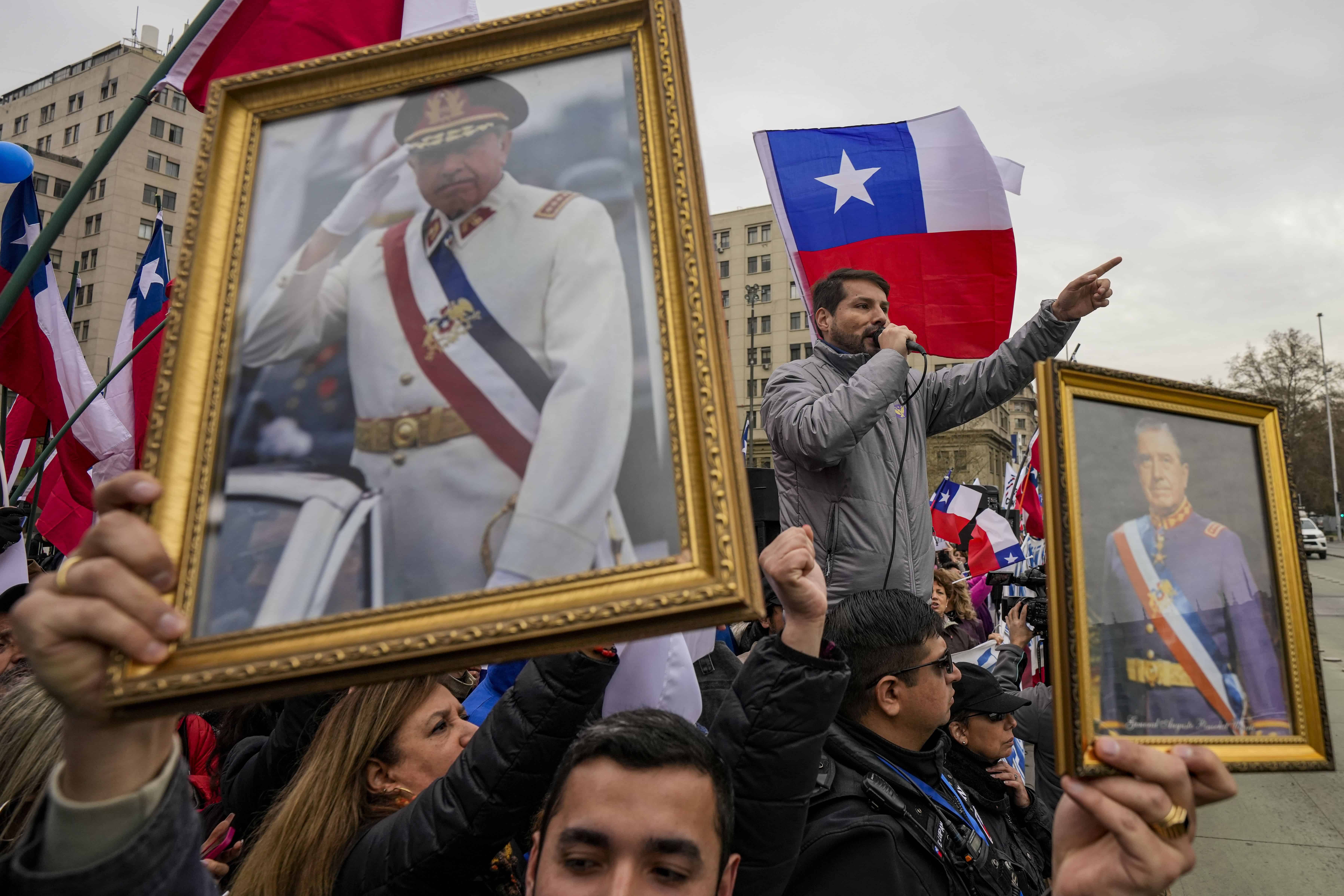 Un grupo a favor del general Augusto Pinochet celebra el 50 aniversario de un golpe militar liderado por Pinochet, cerca del palacio presidencial de La Moneda, en Santiago, Chile, el sábado 9 de septiembre de 2023.