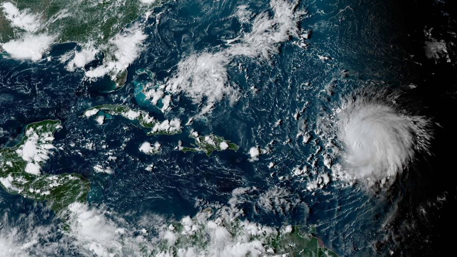 El huracán Lee causa fuertes marejadas en el norte de El Caribe