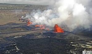 El volcán hawaiano Kilauea entra en erupción tras casi dos meses de silencio