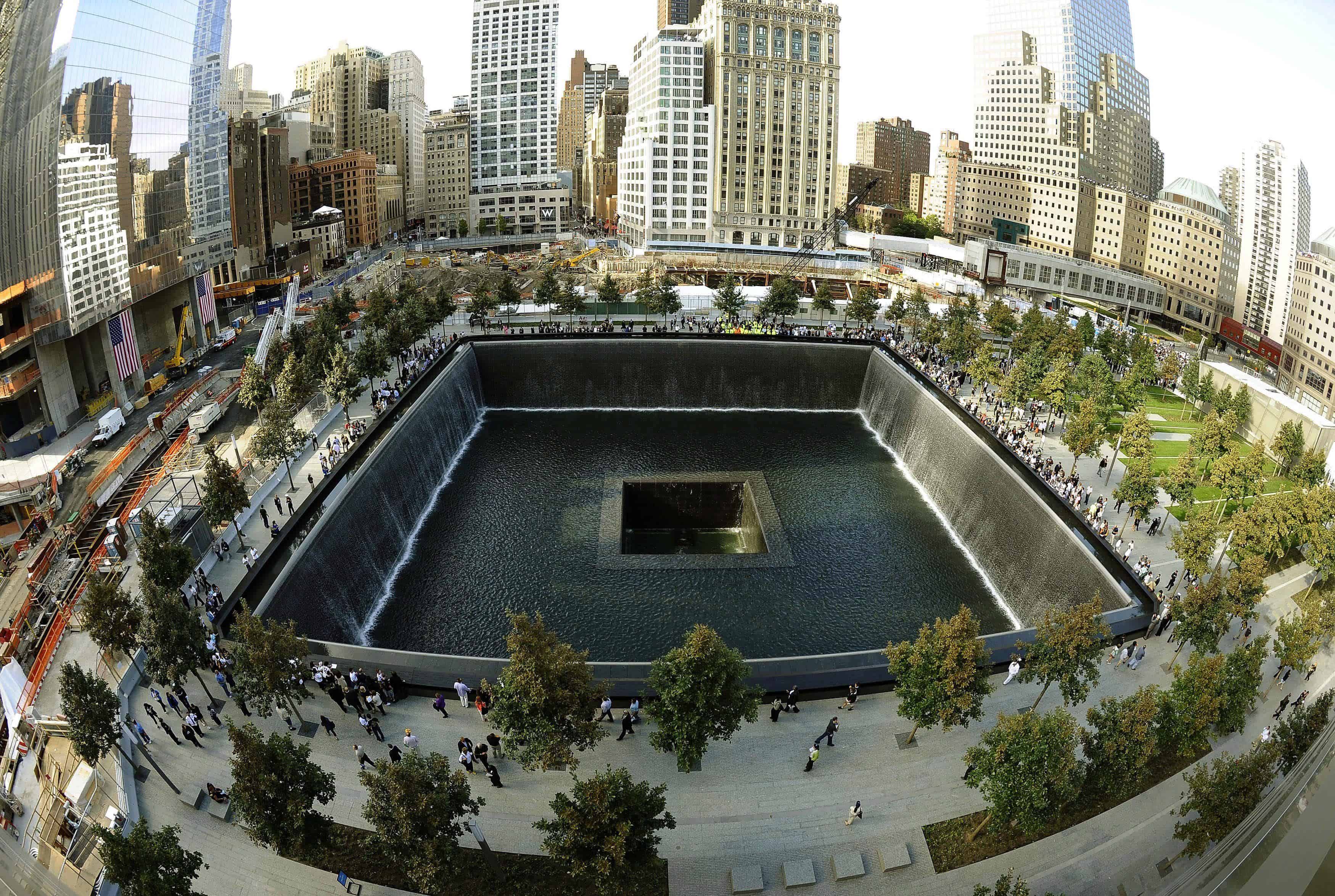 Vista general del Memorial del 11-S, en la zona cero de Nueva York, Estados Unidos el domingo 11 de septiembre de 2011.