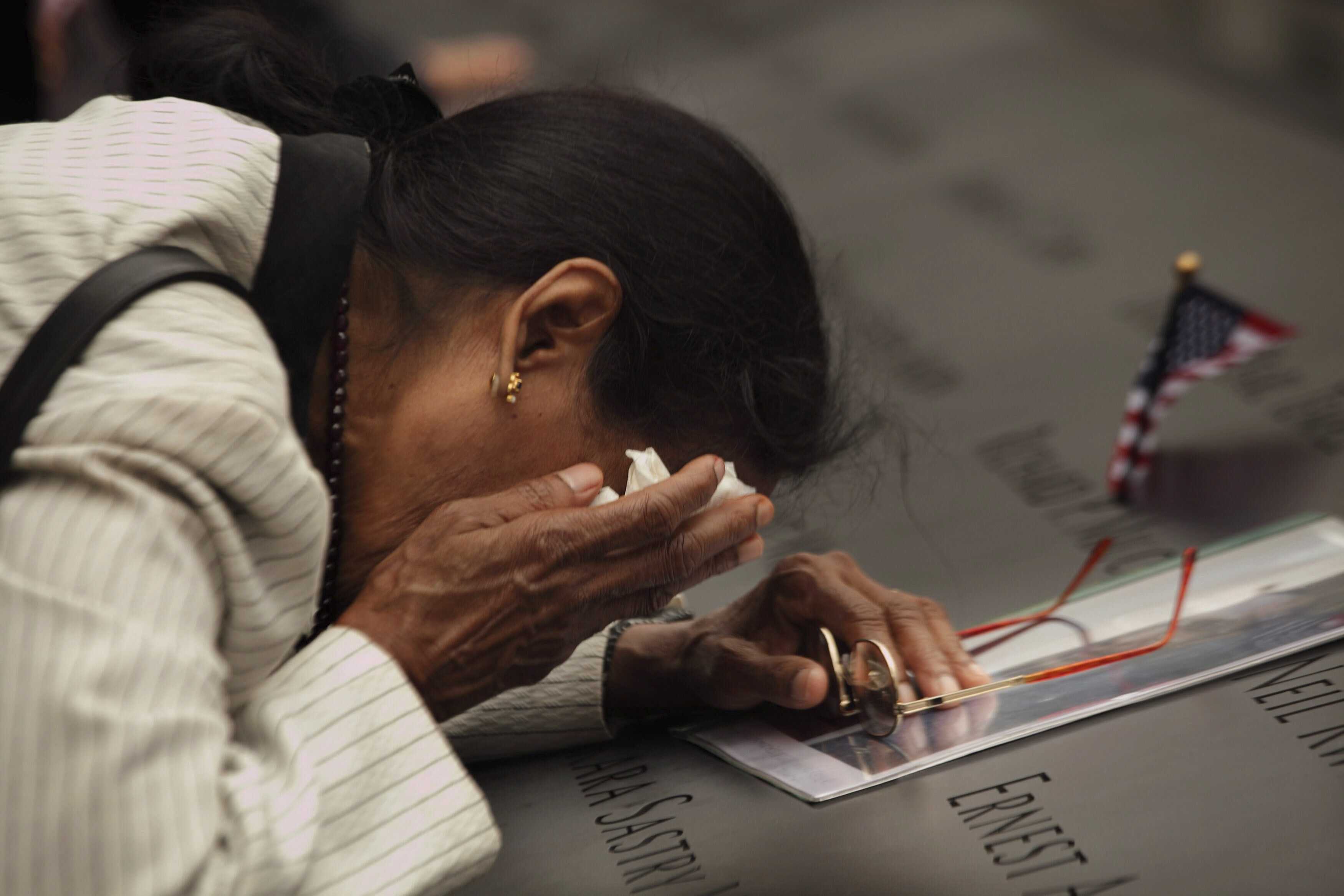 Una mujer llora sobre la placa con los nombres de las víctimas en el Memorial del 11-S, en la zona cero de Nueva York, Estados Unidos el domingo 11 de septiembre de 2011,  cuando se cumplieron 10 años del ataque terrorista que dejó casi 3,000 muertos.