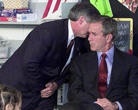 Reacción del presidente George W. Bush cuando es informado del ataque terrorista mientras realizaba una visita a una escuela en Florida.