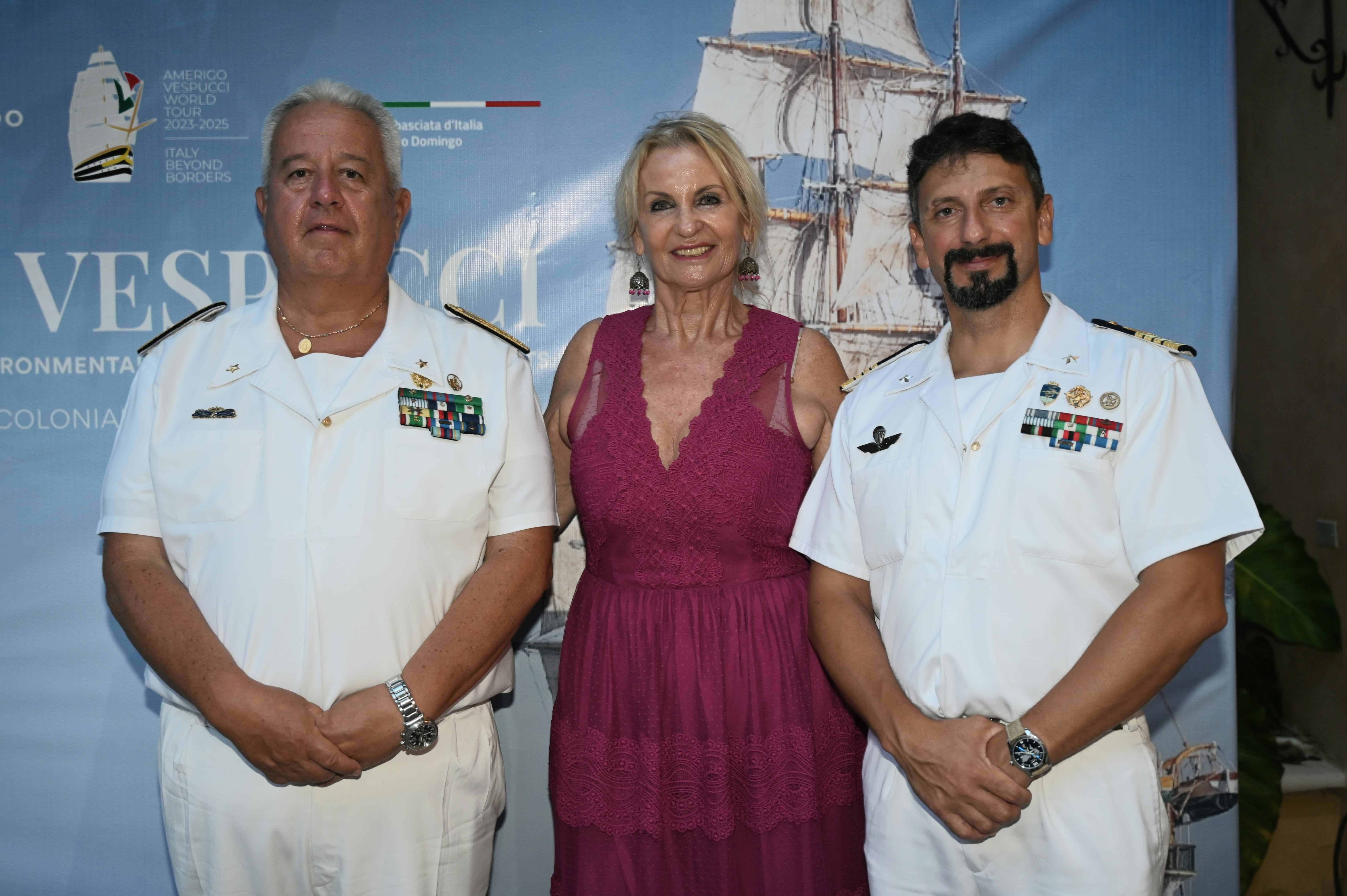 El vicealmirante Antonio Natale, Antonella Socci y Luigi Romagiol.