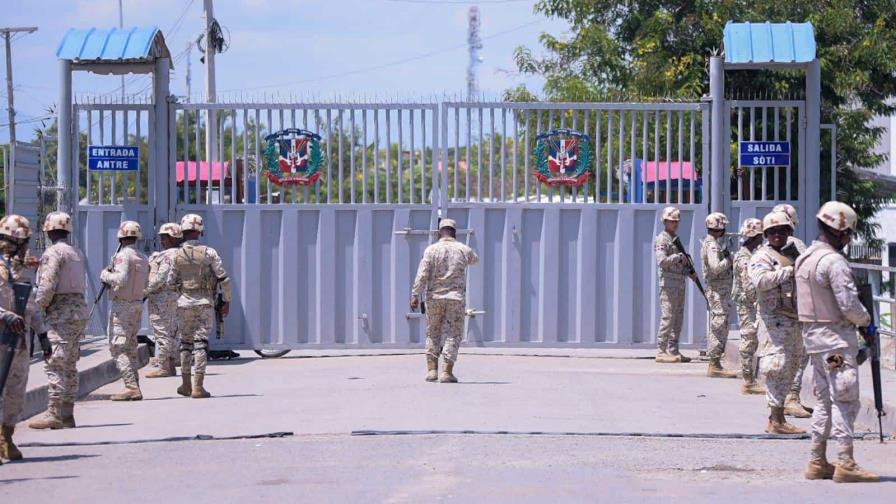 Gobierno ordena cierre de la frontera y suspende visado a haitianos