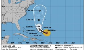 Huracán Lee avanza por aguas abiertas y provoca grandes olas en el norte del Caribe