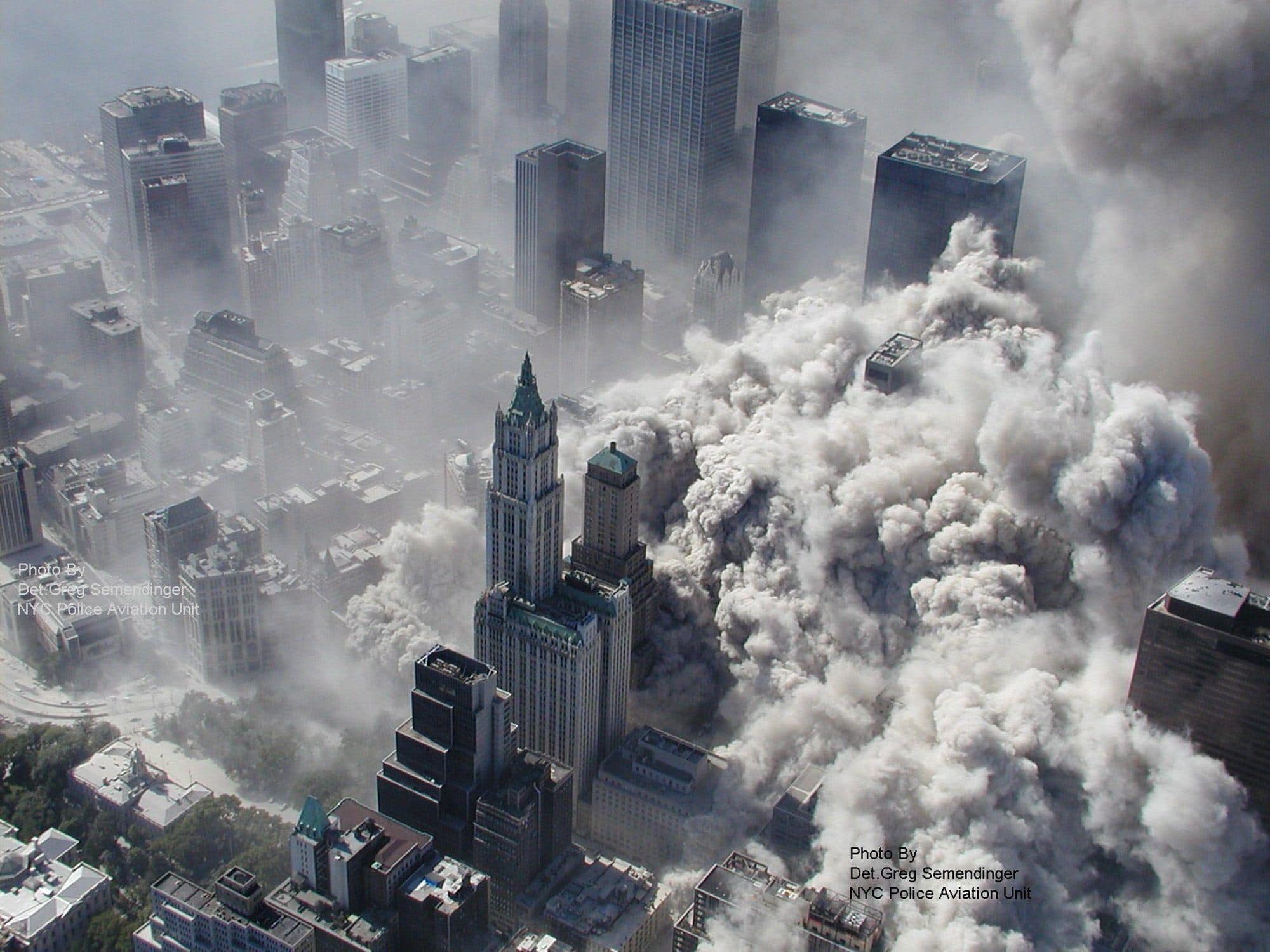 Fotografía de archivo tomada el 11 de septiembre de 2001 por el Departamento de Policía de la ciudad de Nueva York, y facilitada por ABC News, que muestra una vista aérea del atentado contra las Torres Gemelas en el World Trade Center, en Nueva York (Estados Unidos).