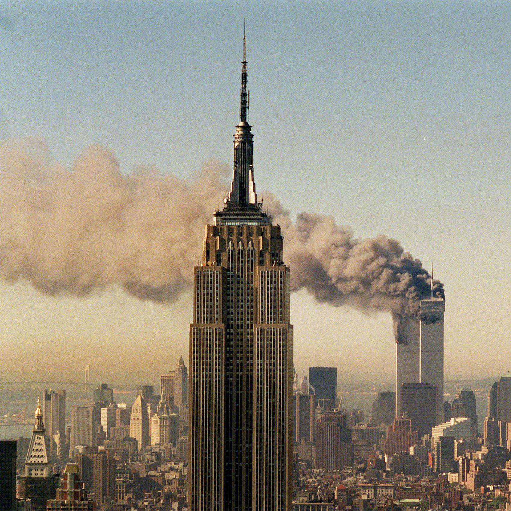 Las torres gemelas del World Trade Center arden detrás del Empire State Building en Nueva York en esta fotografía de archivo del 11 de septiembre de 2001.