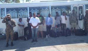 Migración detiene a dominicano con seis haitianos ilegales a bordo de un camión en la ciudad de Jimaní