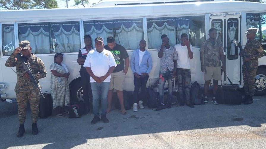 Migración detiene a dominicano con seis haitianos ilegales a bordo de un camión en la ciudad de Jimaní