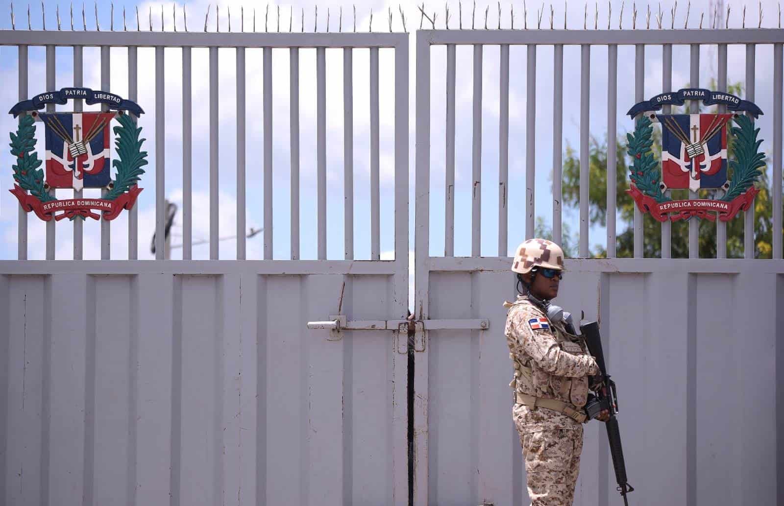 Militar dominicano vigila la puerta fronteriza en Dajabón, cerrada por el gobierno dominicano.