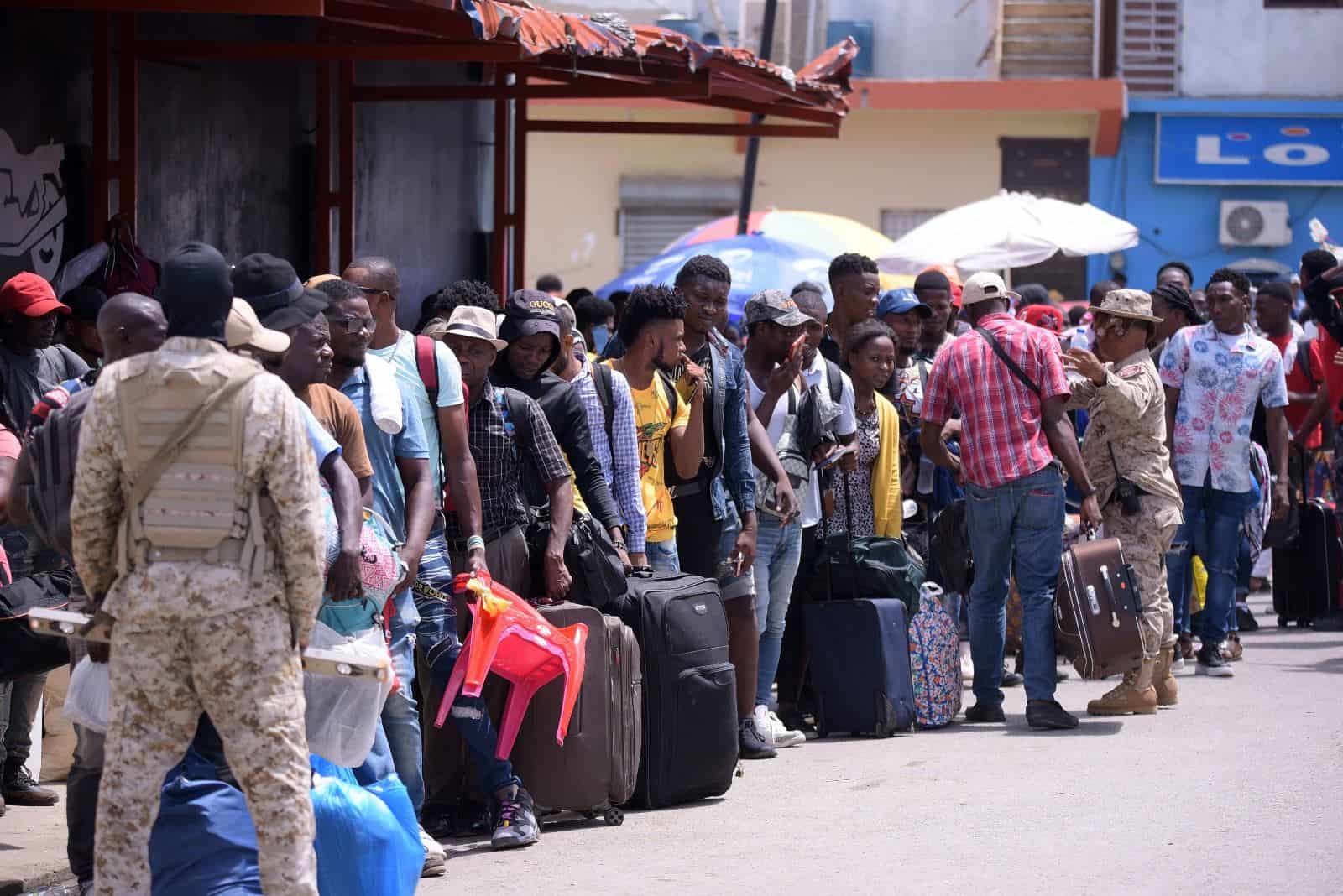 Ciudadanos haitianos hacen fila para ingresar a su país desde Dajabón.