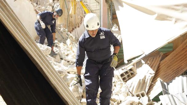 Bomberos españoles comienzan a abandonar Marruecos sin esperanza de hallar supervivientes