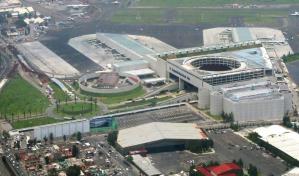 Una balacera en el aeropuerto de Ciudad de México deja un policía herido y un detenido