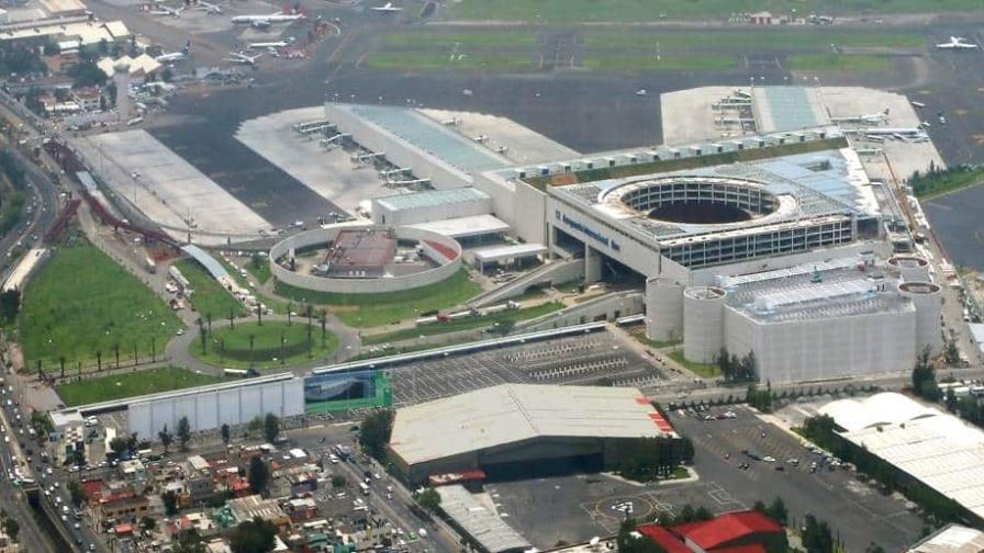 Una balacera en el aeropuerto de Ciudad de México deja un policía herido y un detenido