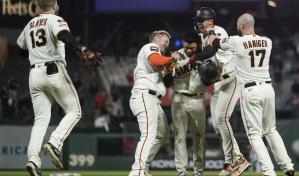 Gigantes vencen a Guardianes 5-4 en 10 innings y siguen en la carrera por comodín