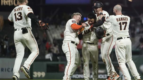 Gigantes vencen a Guardianes 5-4 en 10 innings y siguen en la carrera por comodín