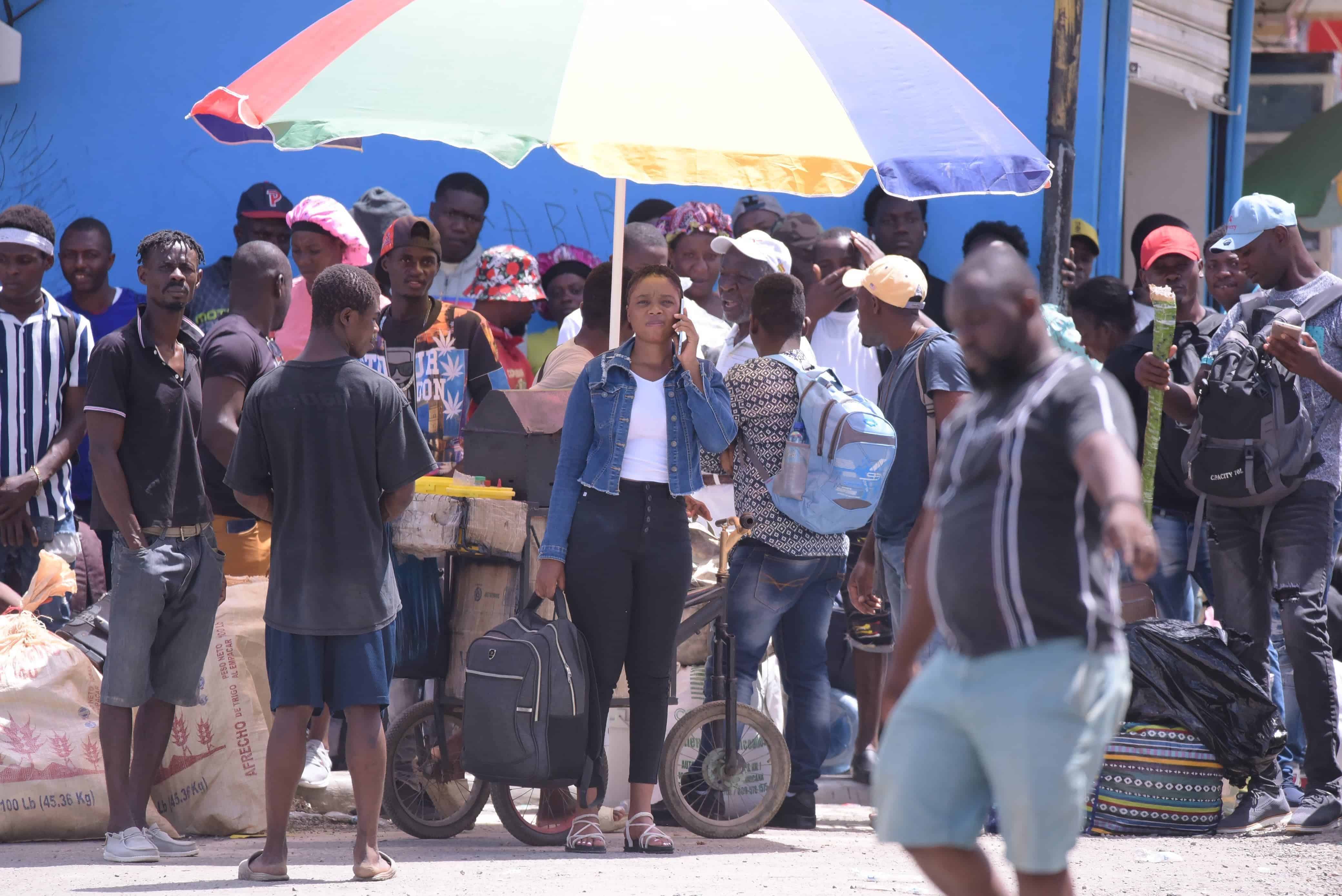 Haitianos esperan que se defina la situación en Dajabón. 