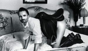 La polémica exposición feminista que cosifica a los hombres mostrándolos desnudos en poses de mujeres