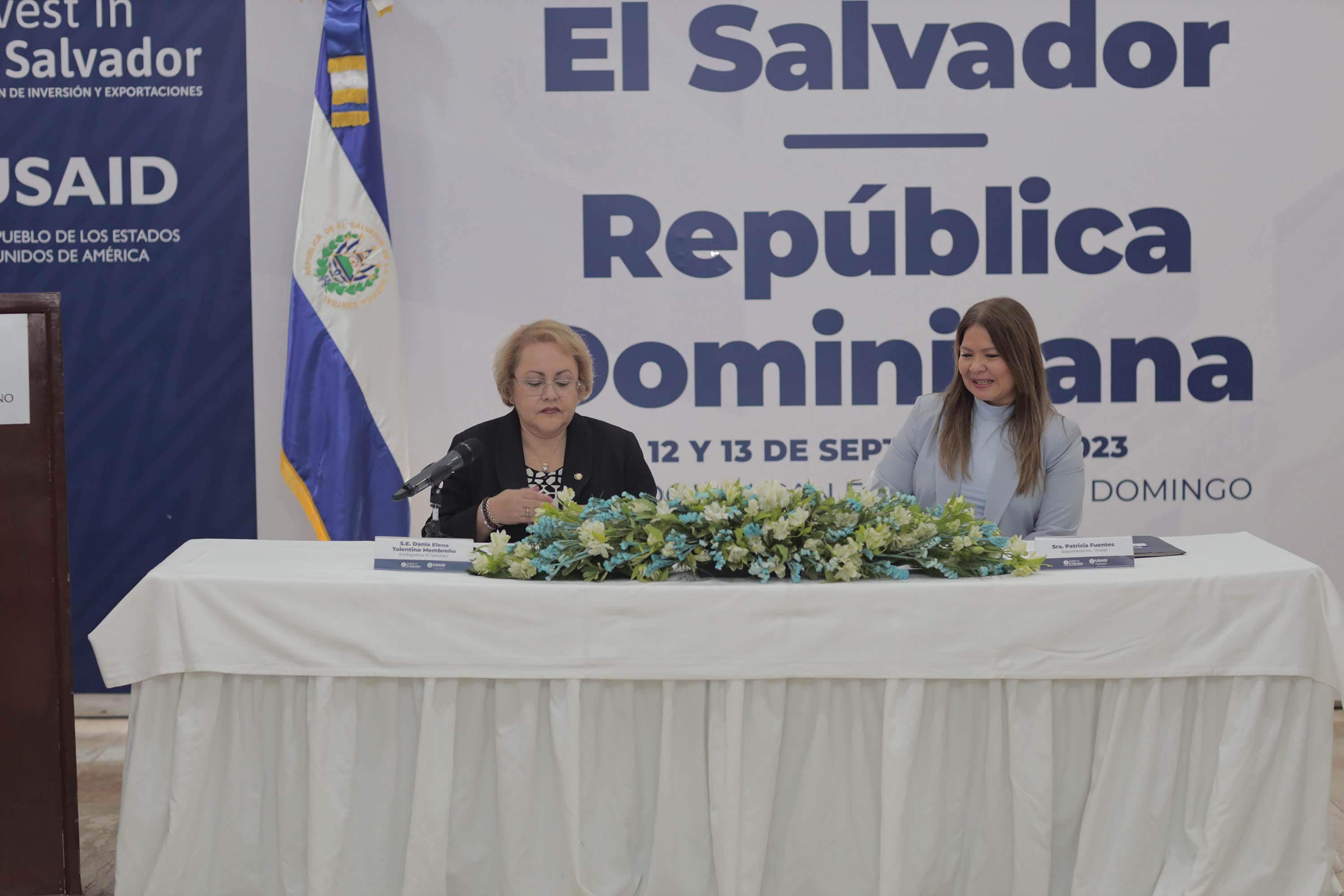 La embajadora Dania Elena Tolentino y Patricia Fuentes.