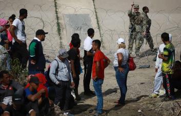 Migrantes varados en el norte de México arriesgan sus vidas por su deseo de llegar a EE.UU.