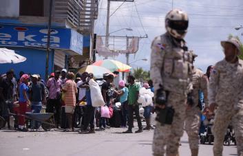 Una tensa calma en la frontera pese a amenaza de cierre por construcción de canal