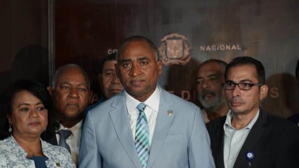 Julito Fulcar deposita proyecto de ley para la creación de un nuevo marco regulatorio de cooperativas