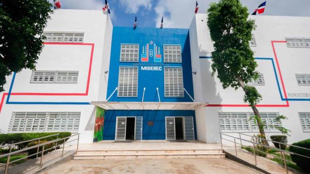 Deportes hizo compras no contempladas por RD$1,660 millones en 28 meses