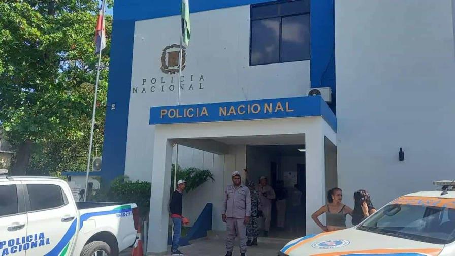 Policía investiga a un raso policial y a un civil por homicidio de joven en playa de Puerto Plata