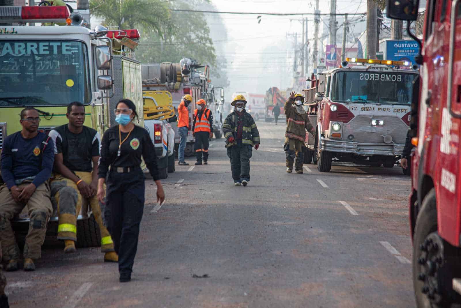 Más bomberos llegando a la zona de la tragedia. 