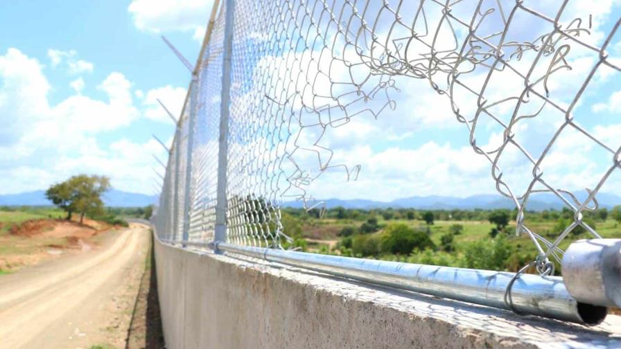 Cortan malla ciclónica en tramo de la verja fronteriza en Dajabón