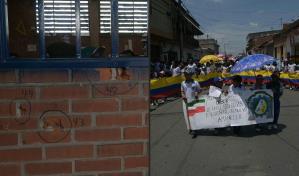 Cientos de estudiantes marchan para que cesen las balas en su escuela de Colombia